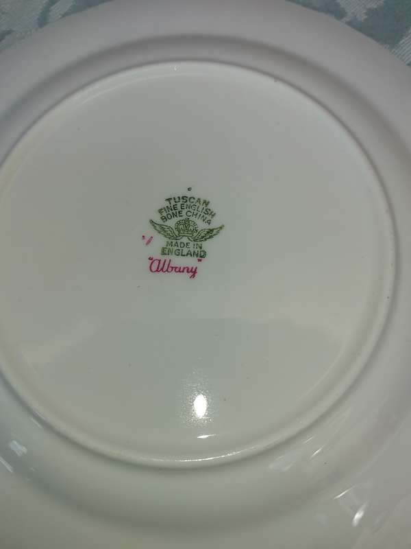 A COLLECTION OF VINTAGE TUSCAN FINE CHINA FINE ENGLISH BONE CHINA ALBANY 19392 SOLD AS IS R300