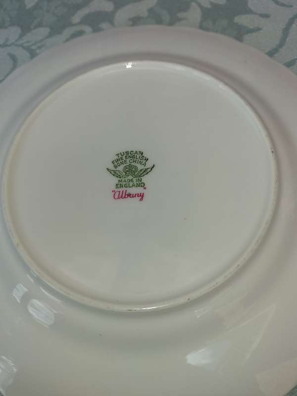 A COLLECTION OF VINTAGE TUSCAN FINE CHINA FINE ENGLISH BONE CHINA ALBANY 19392 SOLD AS IS R300