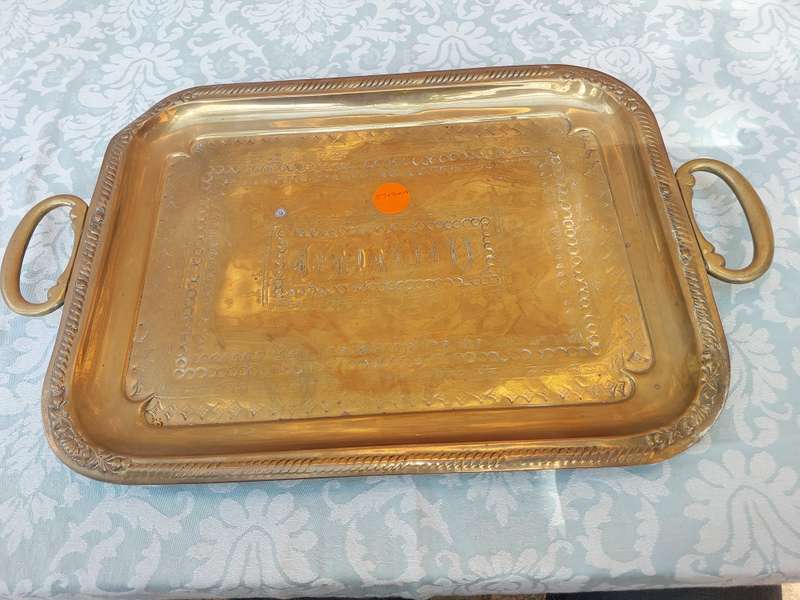 A VINTAGE BRASS SERVING TRAY SOLD AS IS R250