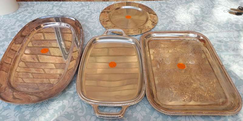 A COLLECTION OF SERVING TRAYS SILVER PLATED AND STAINLESS STEEL SOLD AS IS R450