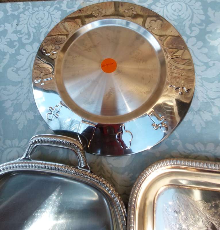 A COLLECTION OF SERVING TRAYS SILVER PLATED AND STAINLESS STEEL SOLD AS IS R450