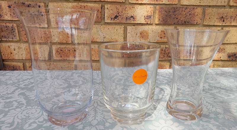 A SELECTION OF GLASS VASES SOLD AS IS R200