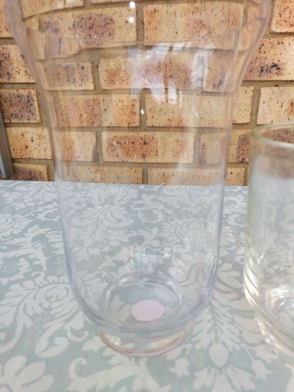 A SELECTION OF GLASS VASES SOLD AS IS R200