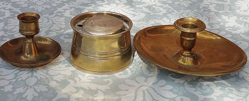 A COLLECTION OF BRASS CANDLE HOLDERS AND A DEFUSER SOLD AS IS