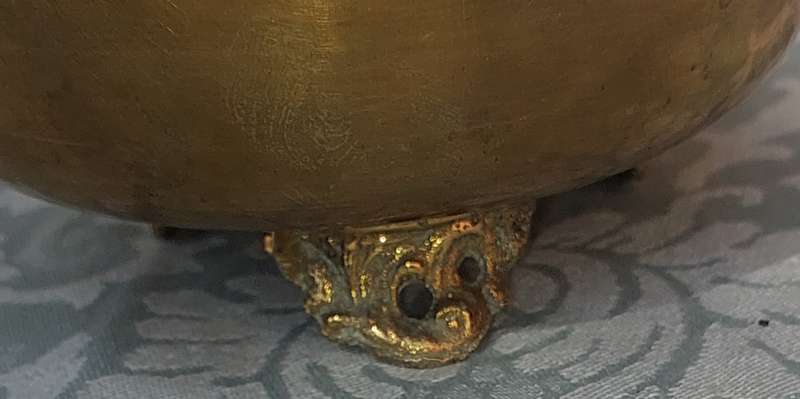 A VINTAGE BRASS FOOTED POTPLANT HOLDER SOLD AS IS R200