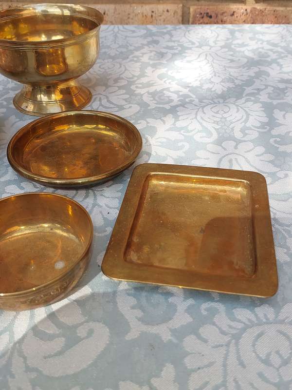 A COLLECTION JOBLOT BRASS UTENSILS SOLD AS IS R450