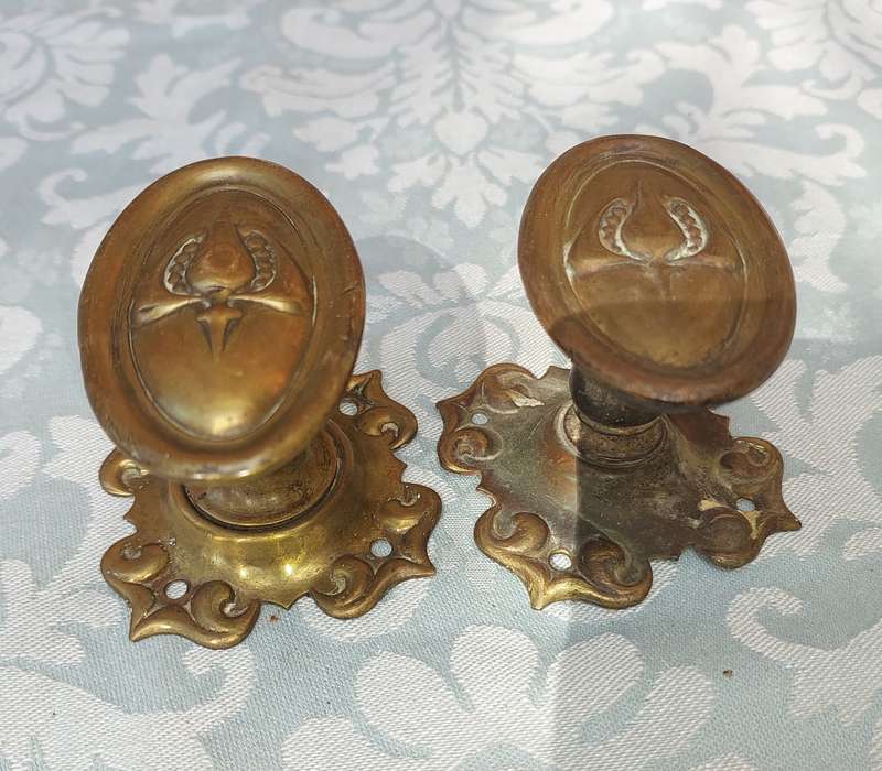 A VINTAGE SET OF BRASS DOOR KNOB HANDLES SOLD AS IS R350