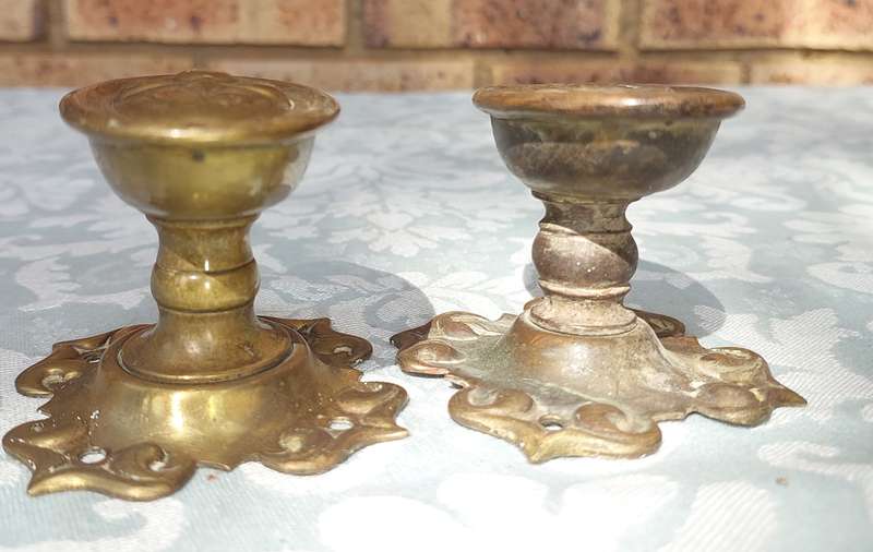 A VINTAGE SET OF BRASS DOOR KNOB HANDLES SOLD AS IS R350