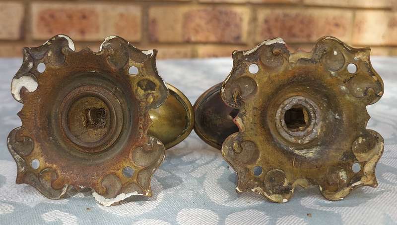 A VINTAGE SET OF BRASS DOOR KNOB HANDLES SOLD AS IS R350