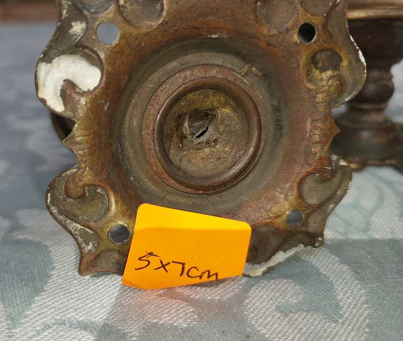 A VINTAGE SET OF BRASS DOOR KNOB HANDLES SOLD AS IS R350