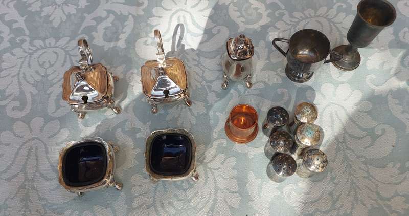 A COLLECTION OF VINTAGE KITCHEN UTENSILS SOLD AS IS