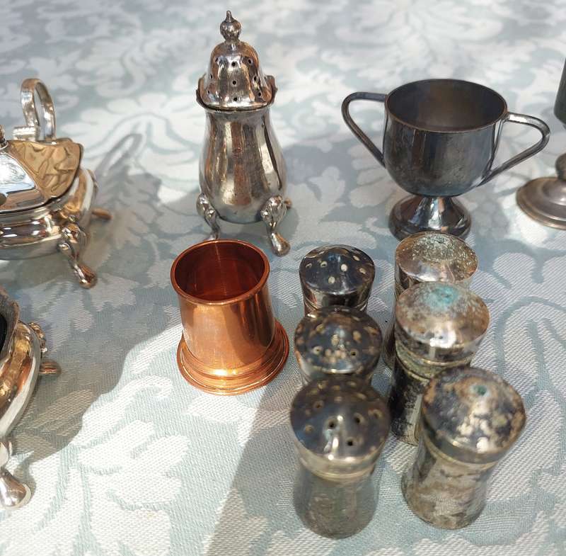 A COLLECTION OF VINTAGE KITCHEN UTENSILS SOLD AS IS