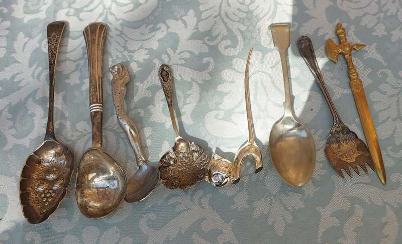 A VINTAGE MIXED JOBLOT CUTLERY SOLD AS IS