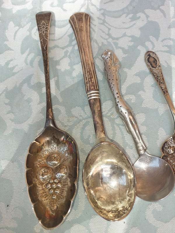 A VINTAGE MIXED JOBLOT CUTLERY SOLD AS IS