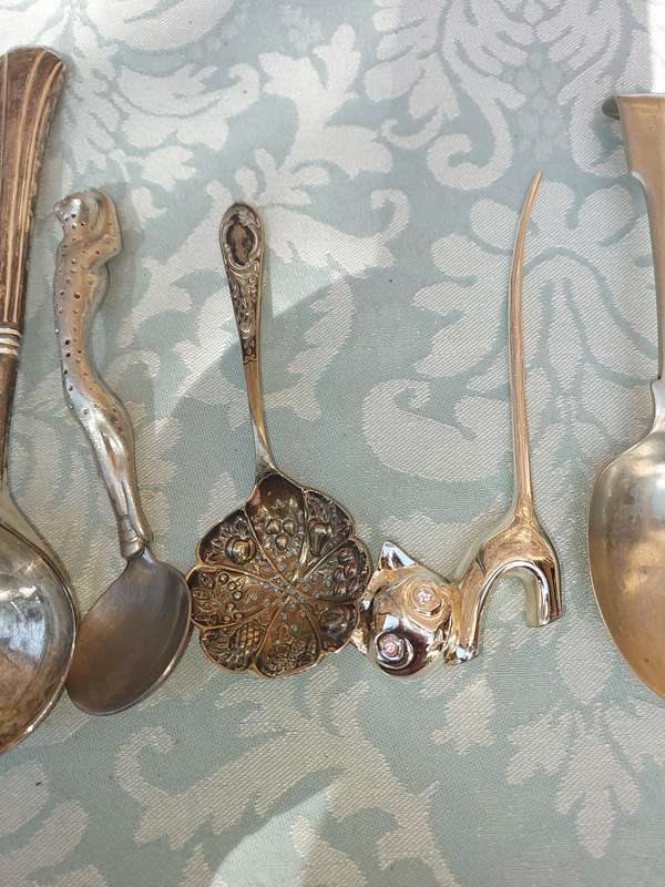 A VINTAGE MIXED JOBLOT CUTLERY SOLD AS IS