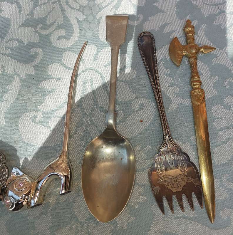 A VINTAGE MIXED JOBLOT CUTLERY SOLD AS IS