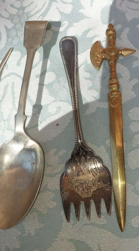 A VINTAGE MIXED JOBLOT CUTLERY SOLD AS IS