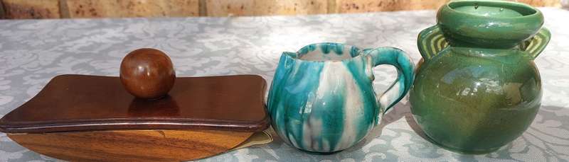 A JOBLOT VINTAGE DECORATIVE CROCKERY SOLD AS IS R250