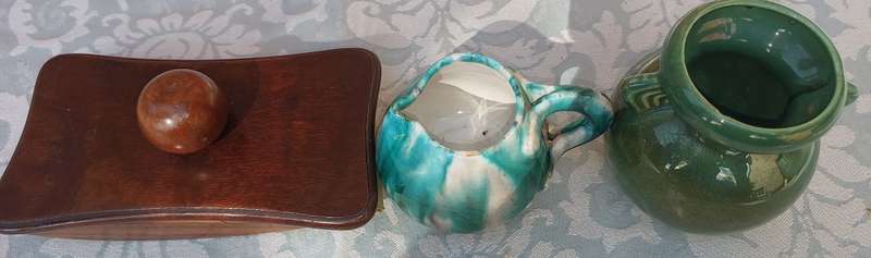 A JOBLOT VINTAGE DECORATIVE CROCKERY SOLD AS IS R250