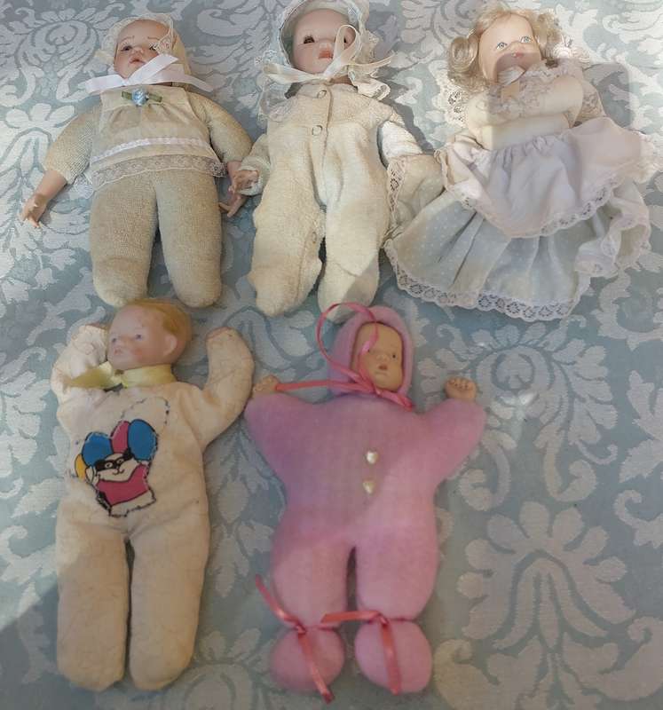 A VINTAGE COLLECTION OF PORCELAIN HEADED DOLLS SOLD AS IS R500