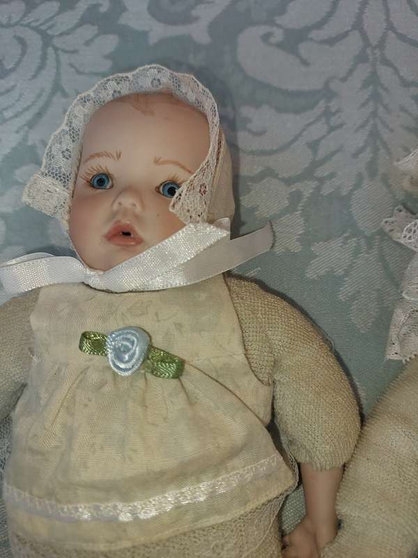 A VINTAGE COLLECTION OF PORCELAIN HEADED DOLLS SOLD AS IS R500