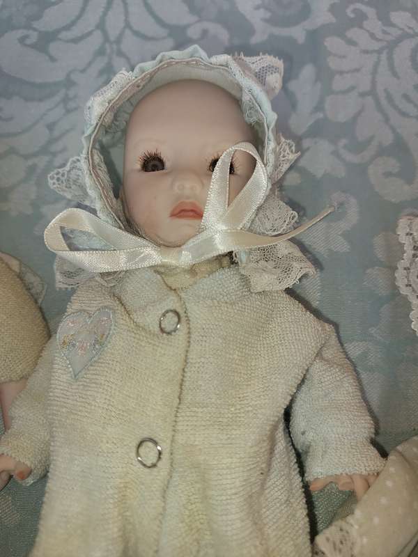 A VINTAGE COLLECTION OF PORCELAIN HEADED DOLLS SOLD AS IS R500