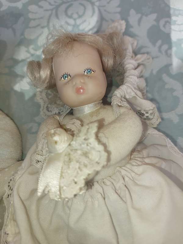 A VINTAGE COLLECTION OF PORCELAIN HEADED DOLLS SOLD AS IS R500