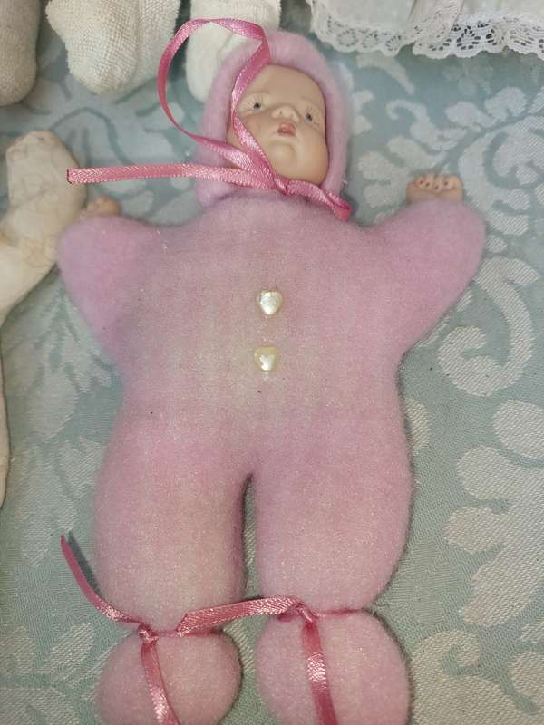 A VINTAGE COLLECTION OF PORCELAIN HEADED DOLLS SOLD AS IS R500