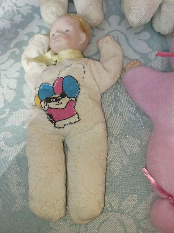 A VINTAGE COLLECTION OF PORCELAIN HEADED DOLLS SOLD AS IS R500