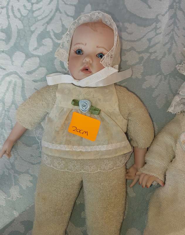A VINTAGE COLLECTION OF PORCELAIN HEADED DOLLS SOLD AS IS R500