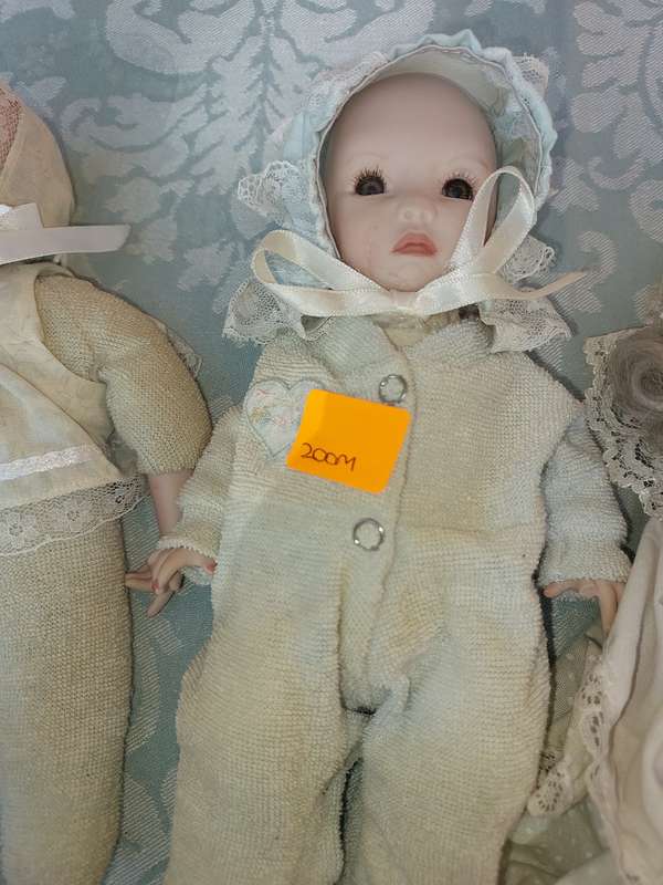 A VINTAGE COLLECTION OF PORCELAIN HEADED DOLLS SOLD AS IS R500