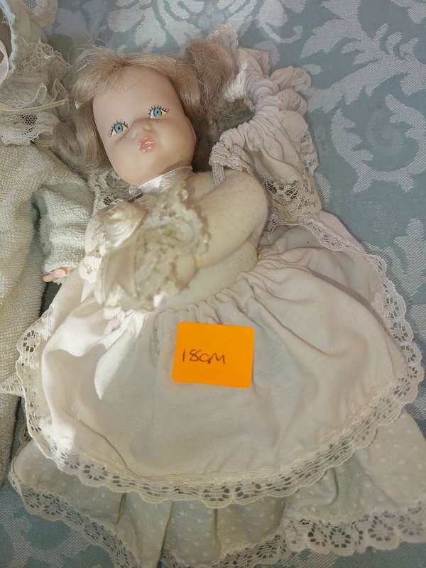 A VINTAGE COLLECTION OF PORCELAIN HEADED DOLLS SOLD AS IS R500