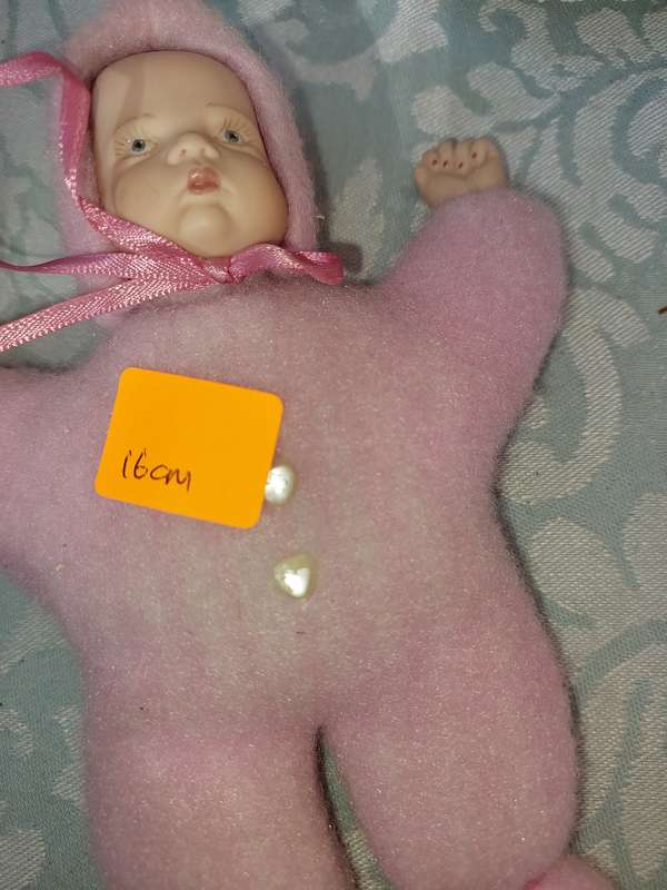 A VINTAGE COLLECTION OF PORCELAIN HEADED DOLLS SOLD AS IS R500