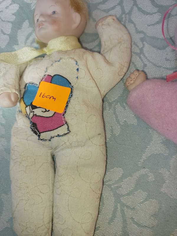 A VINTAGE COLLECTION OF PORCELAIN HEADED DOLLS SOLD AS IS R500