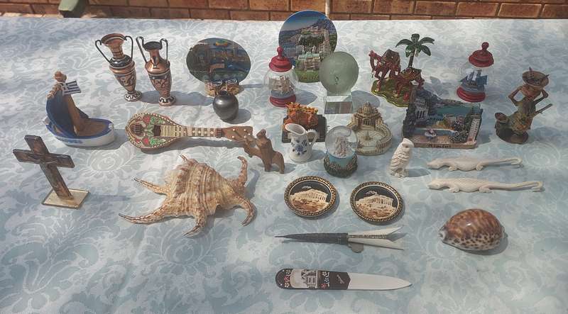 A VINTAGE JOBLOT COLLECTION FIGURINES SOLD AS IS