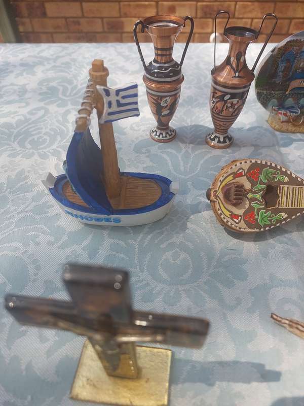 A VINTAGE JOBLOT COLLECTION FIGURINES SOLD AS IS
