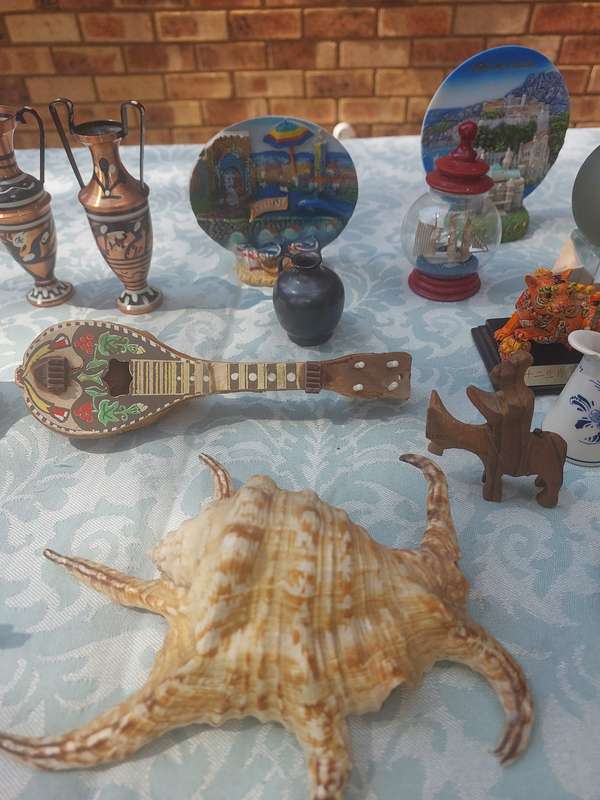 A VINTAGE JOBLOT COLLECTION FIGURINES SOLD AS IS