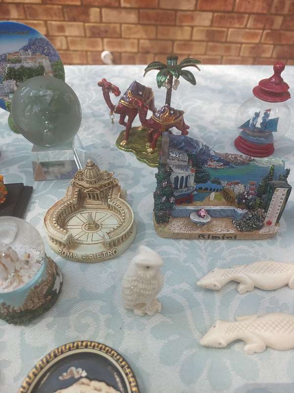 A VINTAGE JOBLOT COLLECTION FIGURINES SOLD AS IS