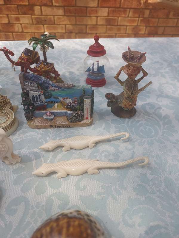 A VINTAGE JOBLOT COLLECTION FIGURINES SOLD AS IS