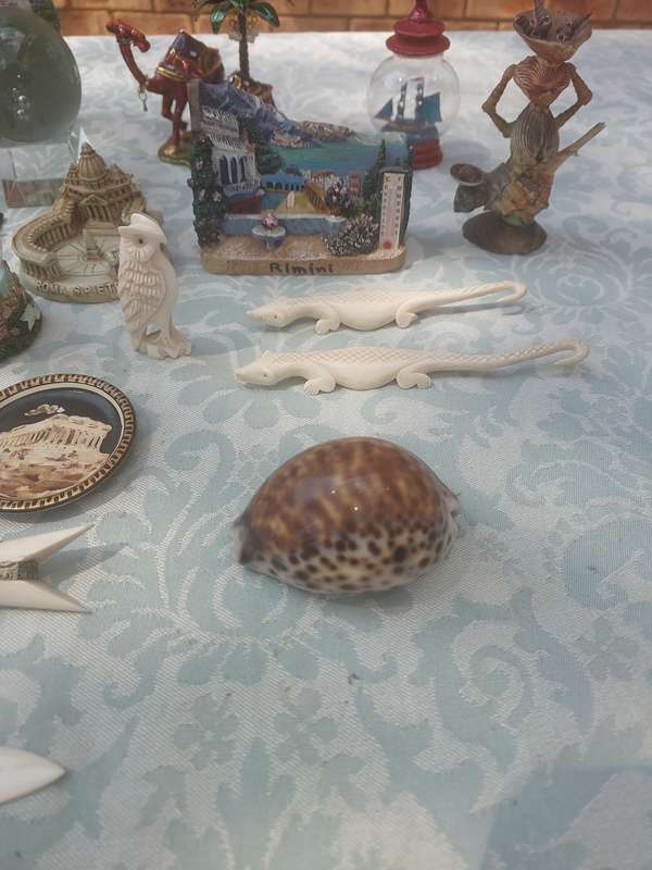 A VINTAGE JOBLOT COLLECTION FIGURINES SOLD AS IS