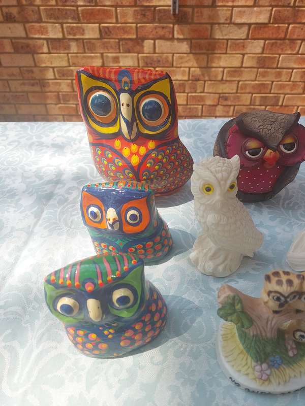 A VINTAGE COLLECTION OF ART DECOR OWL FIGURINES AND SCUPLTYRES SOLD AS IS