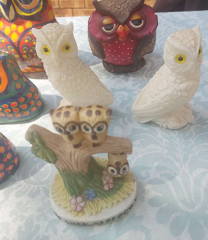 A VINTAGE COLLECTION OF ART DECOR OWL FIGURINES AND SCUPLTYRES SOLD AS IS