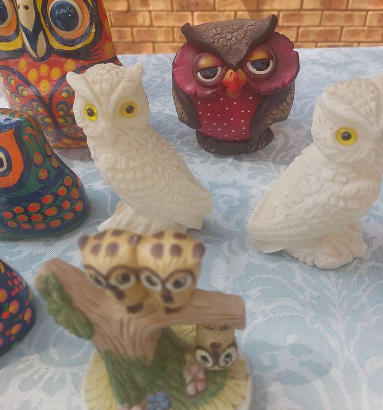 A VINTAGE COLLECTION OF ART DECOR OWL FIGURINES AND SCUPLTYRES SOLD AS IS