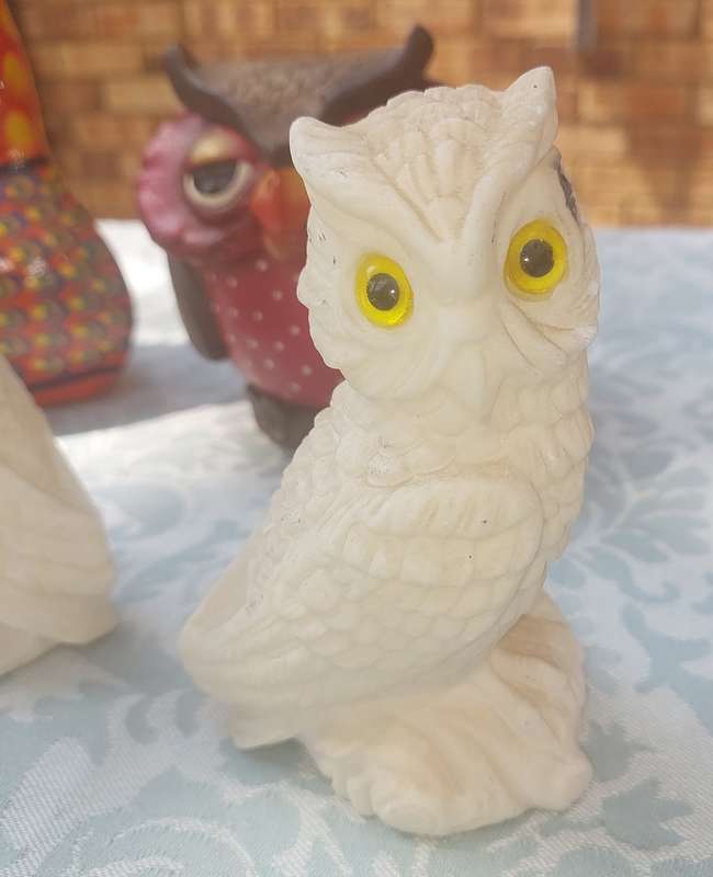 A VINTAGE COLLECTION OF ART DECOR OWL FIGURINES AND SCUPLTYRES SOLD AS IS