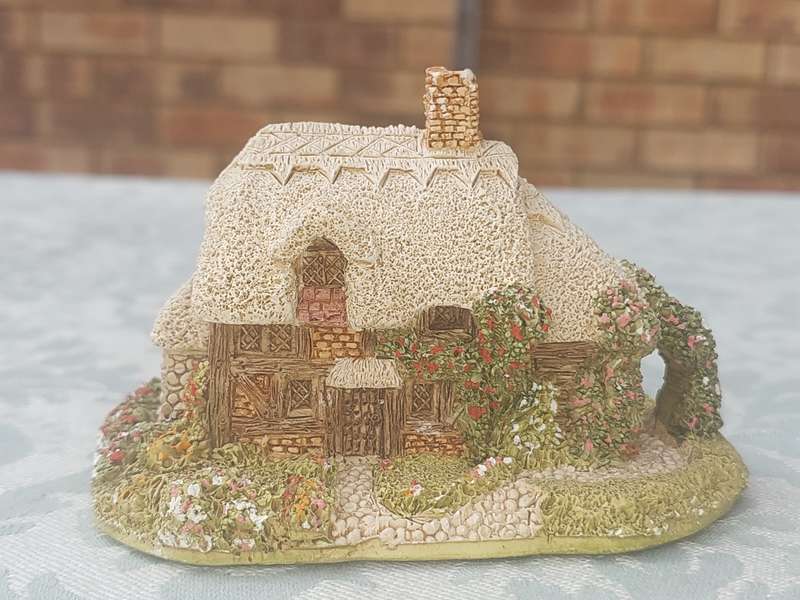 A VINTAGE LILLIPUT LANE CERAMIC FIGURINE HOME