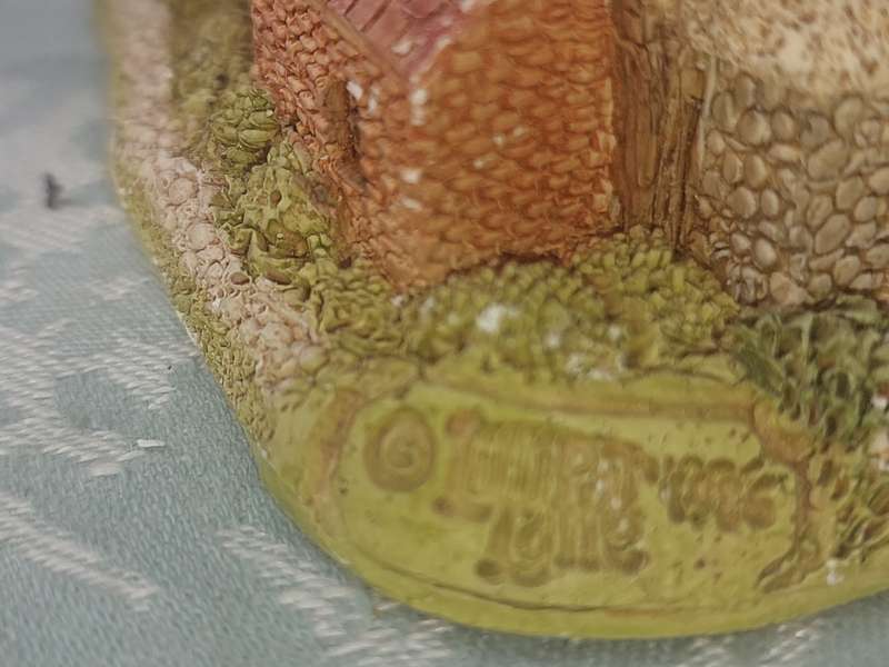 A VINTAGE LILLIPUT LANE CERAMIC FIGURINE HOME