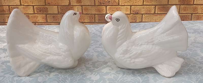 A PAIR OF CERAMIC WHITE FAN TAIL PIGEONS