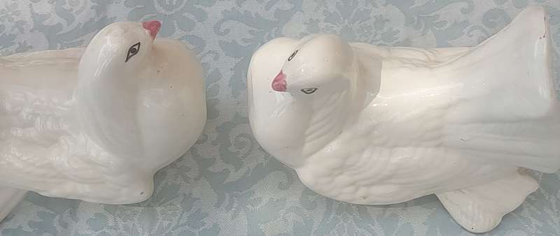A PAIR OF CERAMIC WHITE FAN TAIL PIGEONS