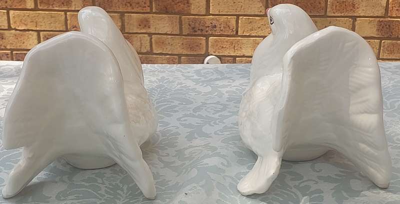 A PAIR OF CERAMIC WHITE FAN TAIL PIGEONS