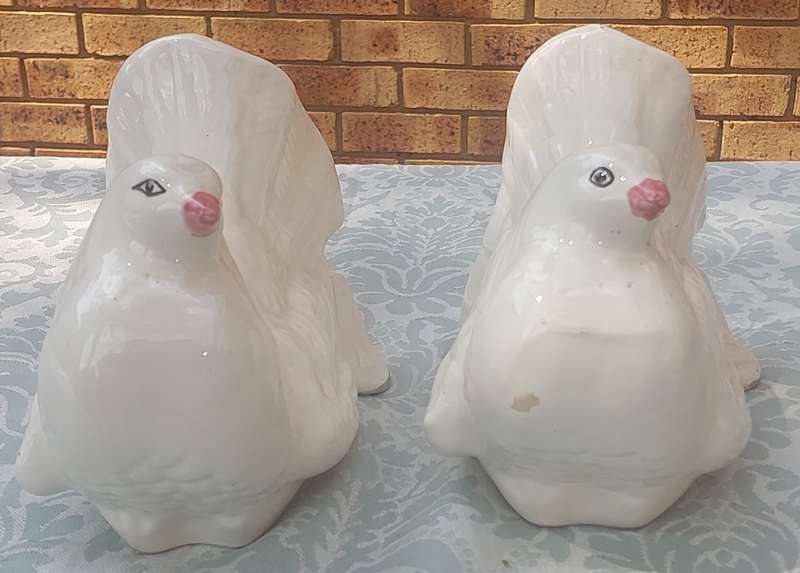 A PAIR OF CERAMIC WHITE FAN TAIL PIGEONS